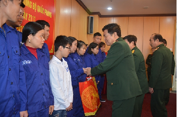 Đại tướng Ngô Xuân Lịch thăm, chúc Tết cán bộ, công nhân viên Nhà máy Z111